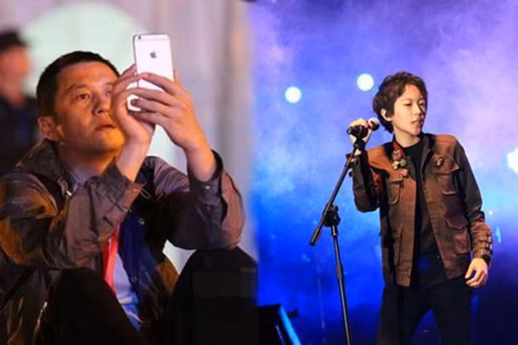 Trong concert đầu tiên của Đậu Tĩnh Đồng, Lý Á Bằng đến cổ vũ con gái riêng của vợ cũ. Ảnh: Sina