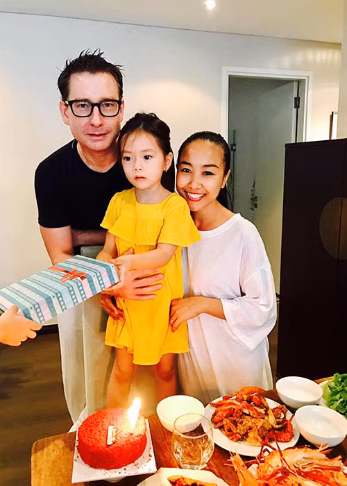 Bé Sol được nhiều người nhận xét giống mẹ nhiều hơn giống bố. Càng lớn, nhóc tì lai Tây này càng đáng yêu.