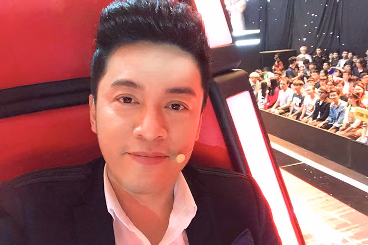 Lam Trường đã khỏe lại và hoàn tất buổi quay hình thứ hai của vòng giấu mặt The Voice năm nay. Ngoài chia sẻ tình hình sức khỏe, anh gửi lời cảm ơn fans đã lo lắng, hỏi thăm.