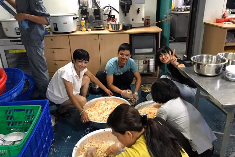 Sau khi hát xong, Phương Thanh phụ các chiến sĩ nấu ăn trong chuyến đi Trường Sa.