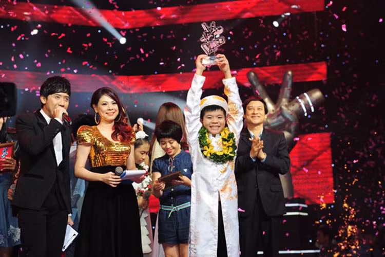 Quang Anh là quán quân Giọng hát Việt nhí mùa đầu tiên. Học trò của Lưu Hương Giang giành chiến thắng thuyết phục nhờ giọng hát đầy nội lực. Ảnh: Zing