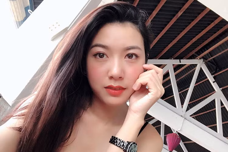 Á hậu Thúy Vân trang điểm kỹ lưỡng dù trên sân khấu lẫn đời thường.