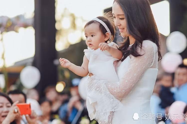 Tháng 6/2016, Đổng Tuyền và chồng chào đón cô con gái đầu lòng ra đời. Ảnh: QQ