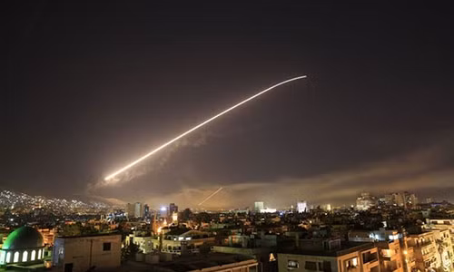Tên lửa phòng không của Syria lao lên tiêu diệt tên lửa tấn công của Mỹ và đồng minh. Ảnh: AP