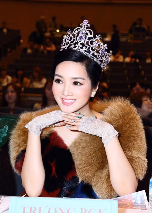 Giáng My tâm sự: “Đã bao giờ bạn cảm nhận hết những biểu cảm trên khuôn mặt người phụ nữ mình yêu chưa? Điều đó thú vị lắm, bạn sẽ biết lúc họ vui, buồn, hạnh phúc, nôn nóng, trầm uất và thậm chí cả lúc họ đói nữa. khám phá được điều đó là một trong những chìa khoá của hạnh phúc đó các bạn ạ. Một ngày thật nhiều cảm xúc nhé”.