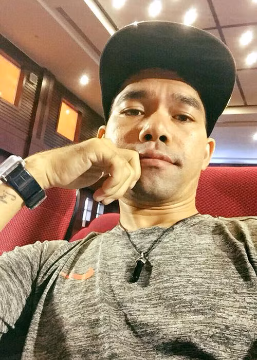 Trước khi chia sẻ việc từ bỏ sân khấu, Ya Suy thường xuyên đăng status đầy tâm trạng. Ảnh: FBNV