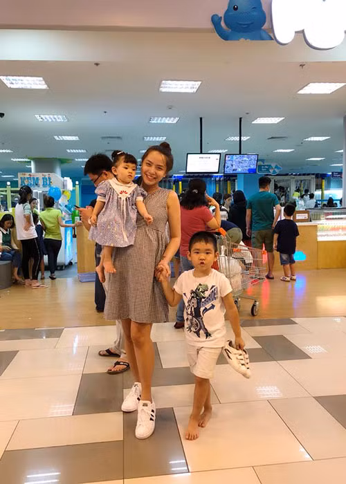 Thành Đạt đưa vợ bầu cùng các con đi chơi nhân dịp nghỉ lễ.