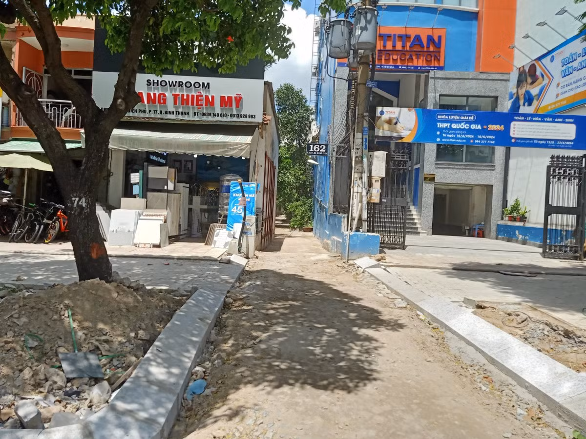 TP HCM: Thi cong via he duong Dien Bien Phu tiep tuc bi phan anh-Hinh-4