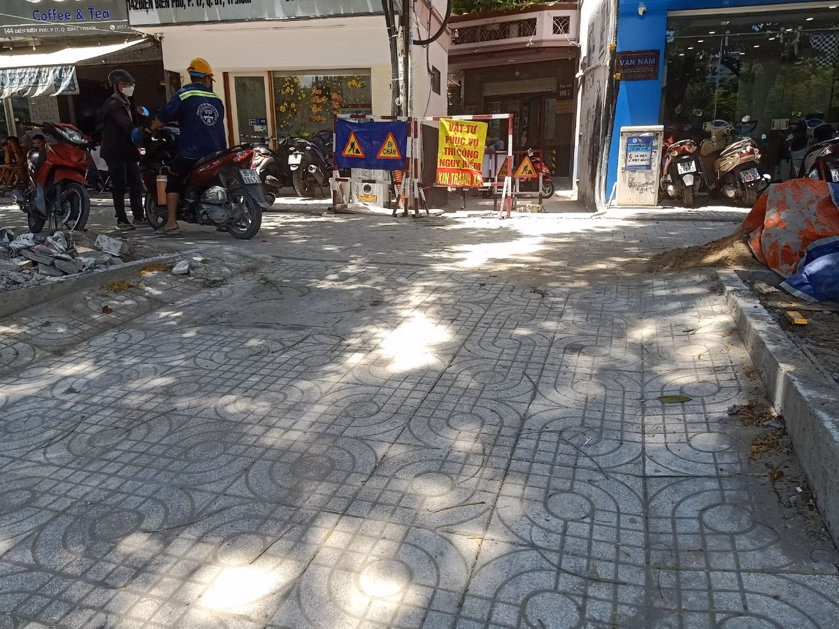 TP HCM: Thi cong via he duong Dien Bien Phu tiep tuc bi phan anh