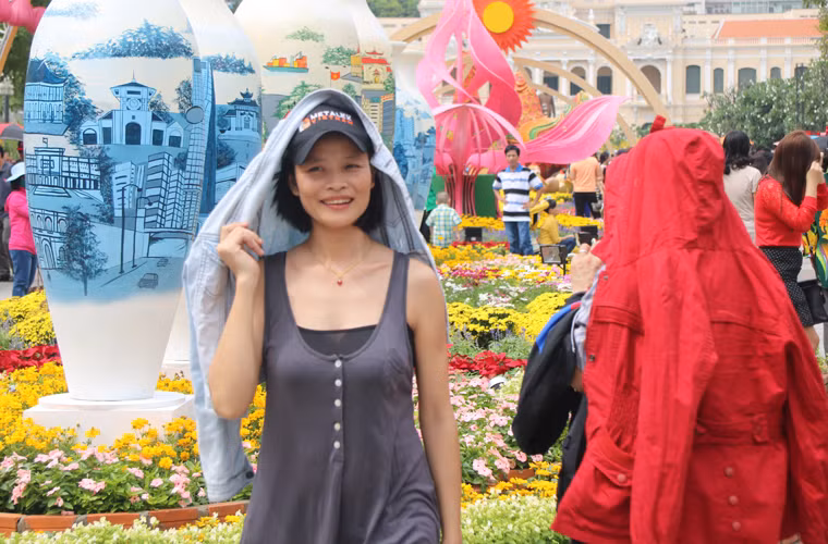 Muôn kiểu đội nắng dạo chơi đường hoa Tết Đinh Dậu 2017 trên phố đi bộ Nguyễn Huệ vào trưa mùng 1 Tết.