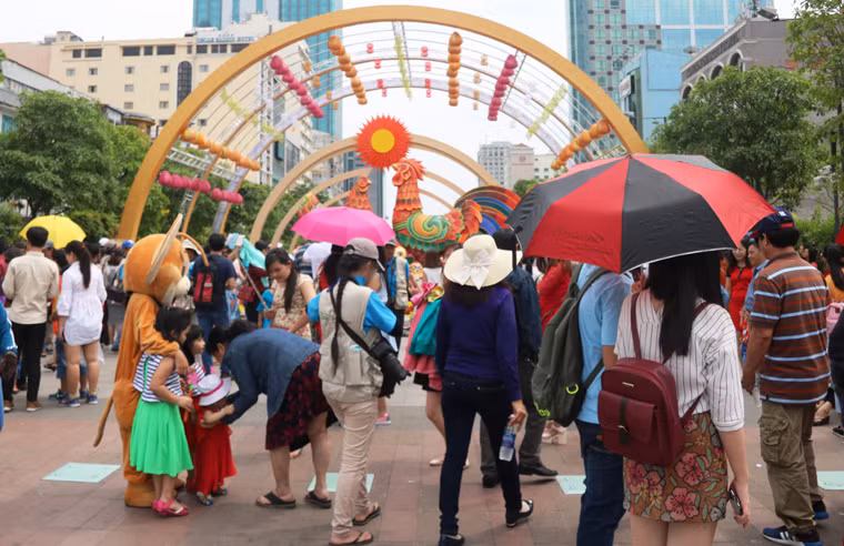 Giữa trưa mùng 1 Tết Đinh Dậu, thời tiết khu vực Nam Bộ và TP HCM khá oi bức, nắng nóng gay gắt cới nhiệt độ khoảng 37oC.