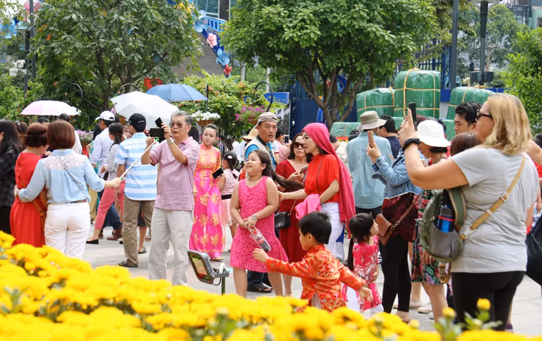 Nhiều em nhỏ háo hức dạo chơi cùng gia đình trên đường hoa Nguyễn Huệ giữa trưa nắng ngày mùng 1 Tết.