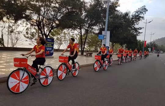 Đoàn roadshow chuyên nghiệp của VinMart+ thu hút sự chú ý người dân và du khách