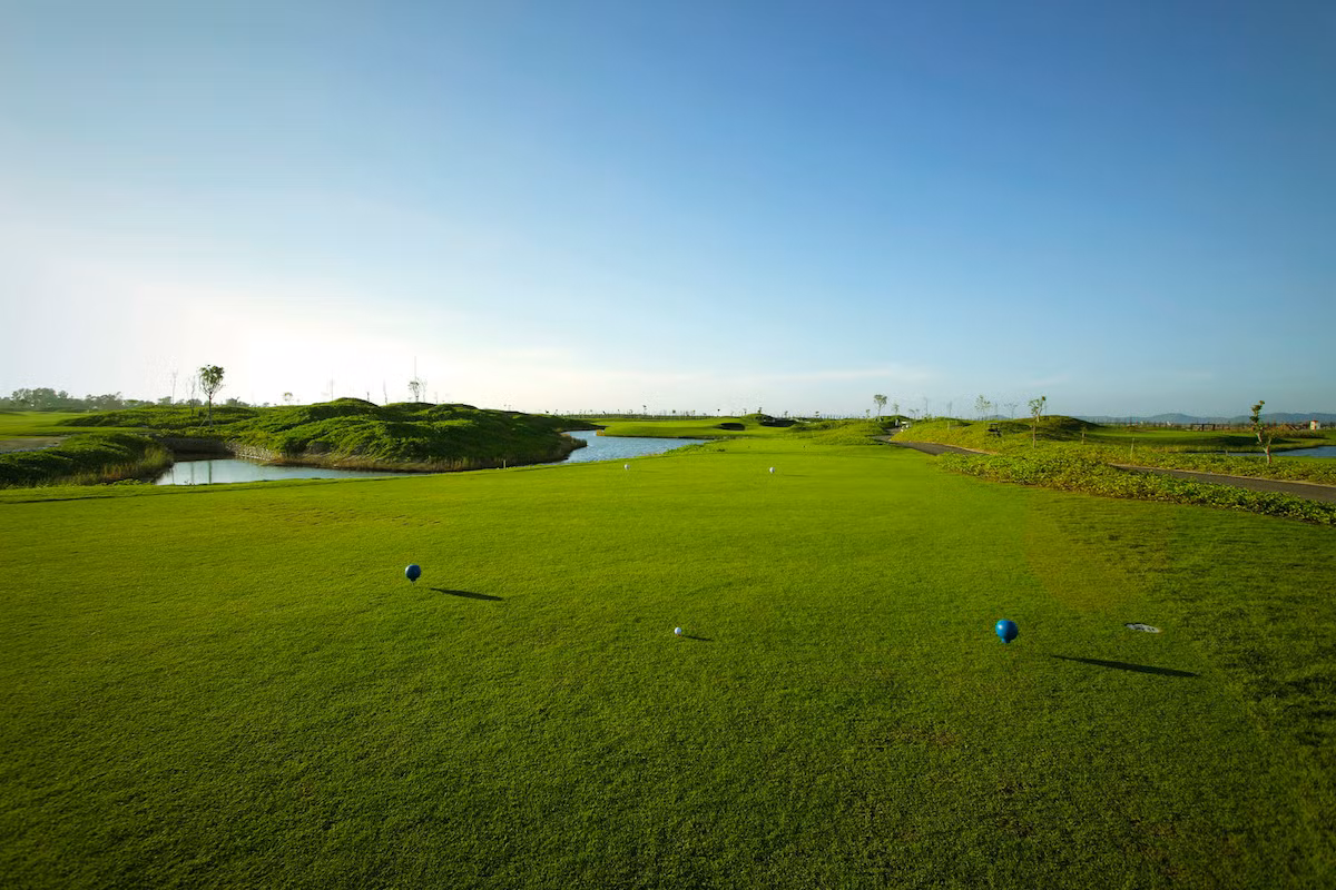 Giai thuong ky luc voi 20 xe sang tai SMIC Golf Challenge Tournament 2017-Hinh-2