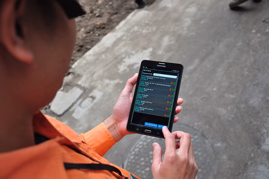 Sử dụng phần mềm trên máy tính bảng để thực hiện khảo sát, lập phương án và lưu trữ hồ sơ, ký xác nhận điện tử.