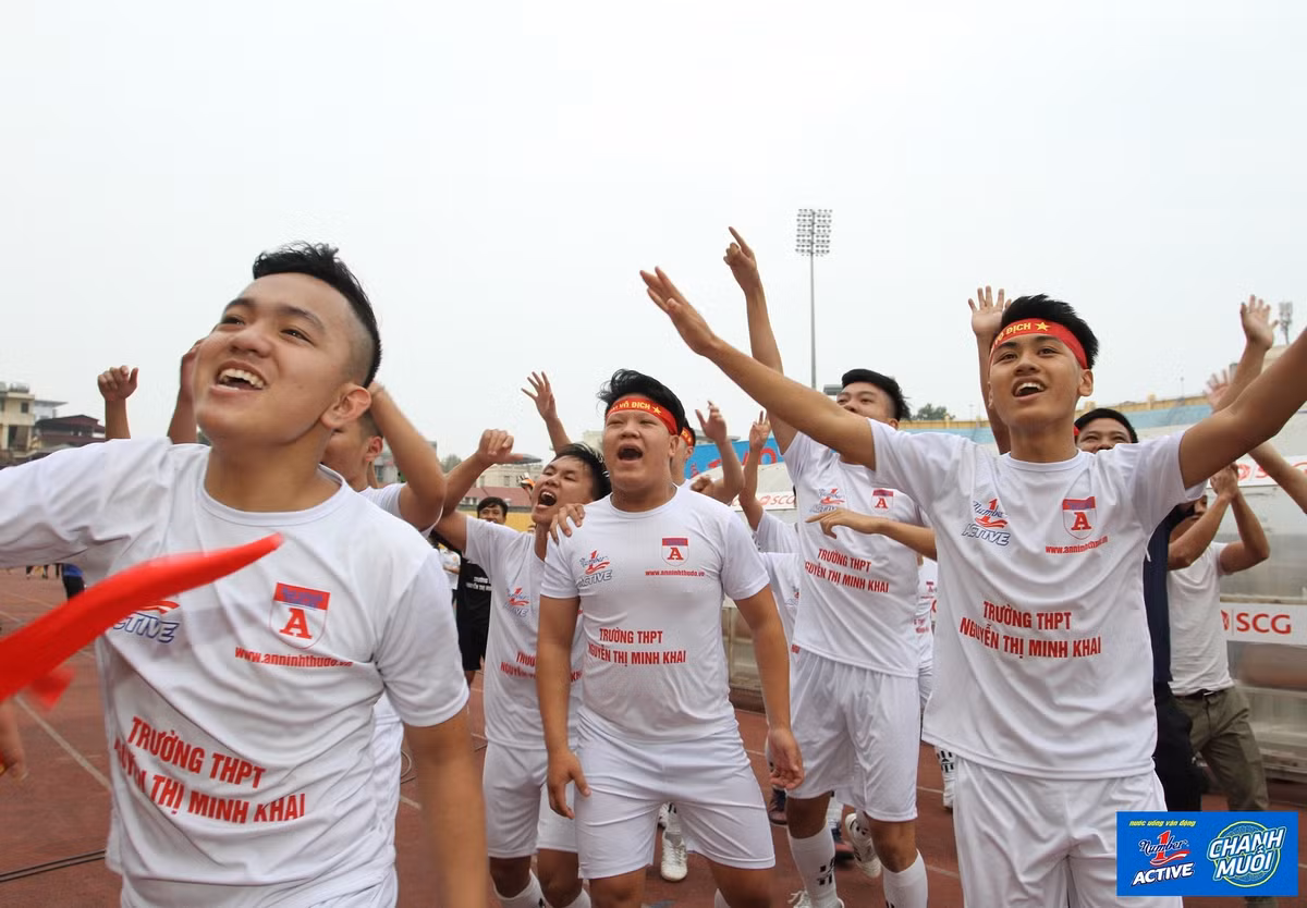 Niềm vui của các cầu thủ THPT Nguyễn Thị Minh Khai khi giành chiến thắng