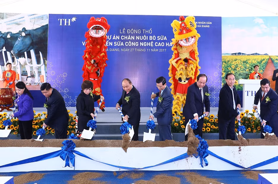 Thủ tướng Chính phủ Nguyễn Xuân Phúc, bà Thái Hương- Chủ tịch HĐQT tập đoàn TH và các đại biểu thực hiện các nghi thức động thổ