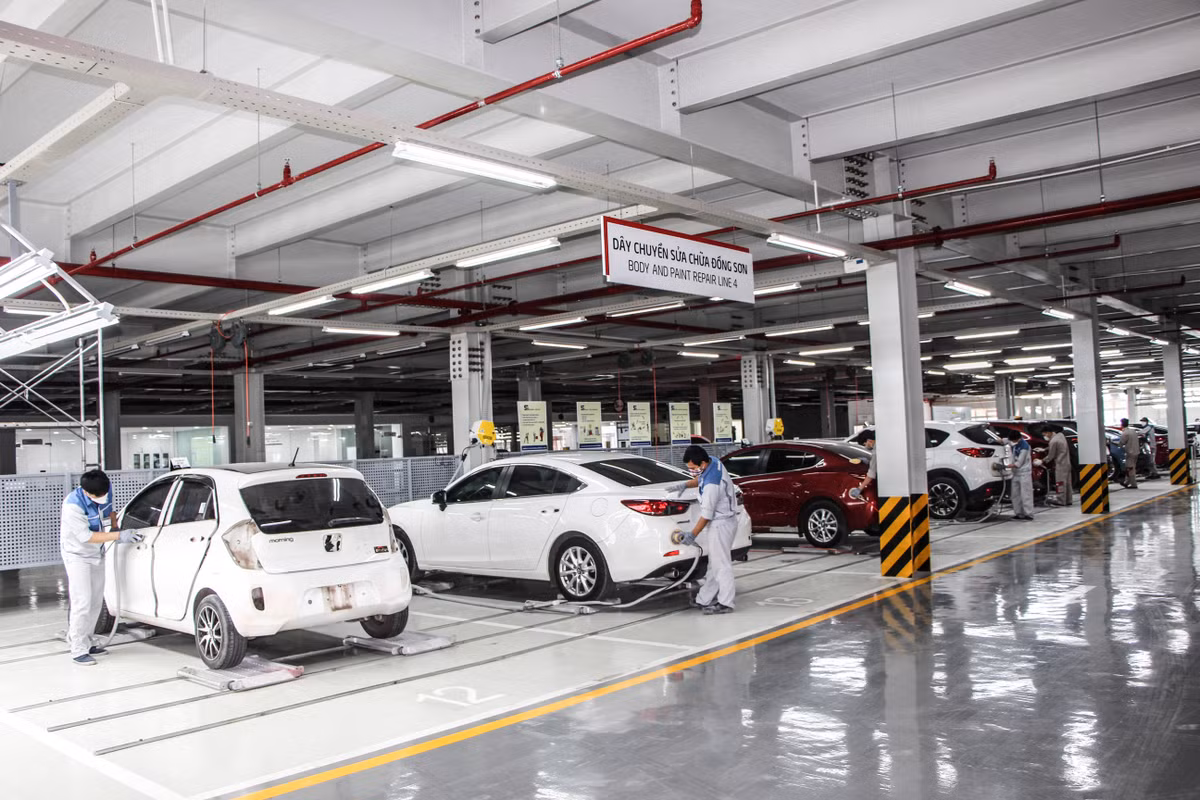 Kỹ thuật viên đang thực hiện đồng sơn trên hệ thống dây chuyền.
