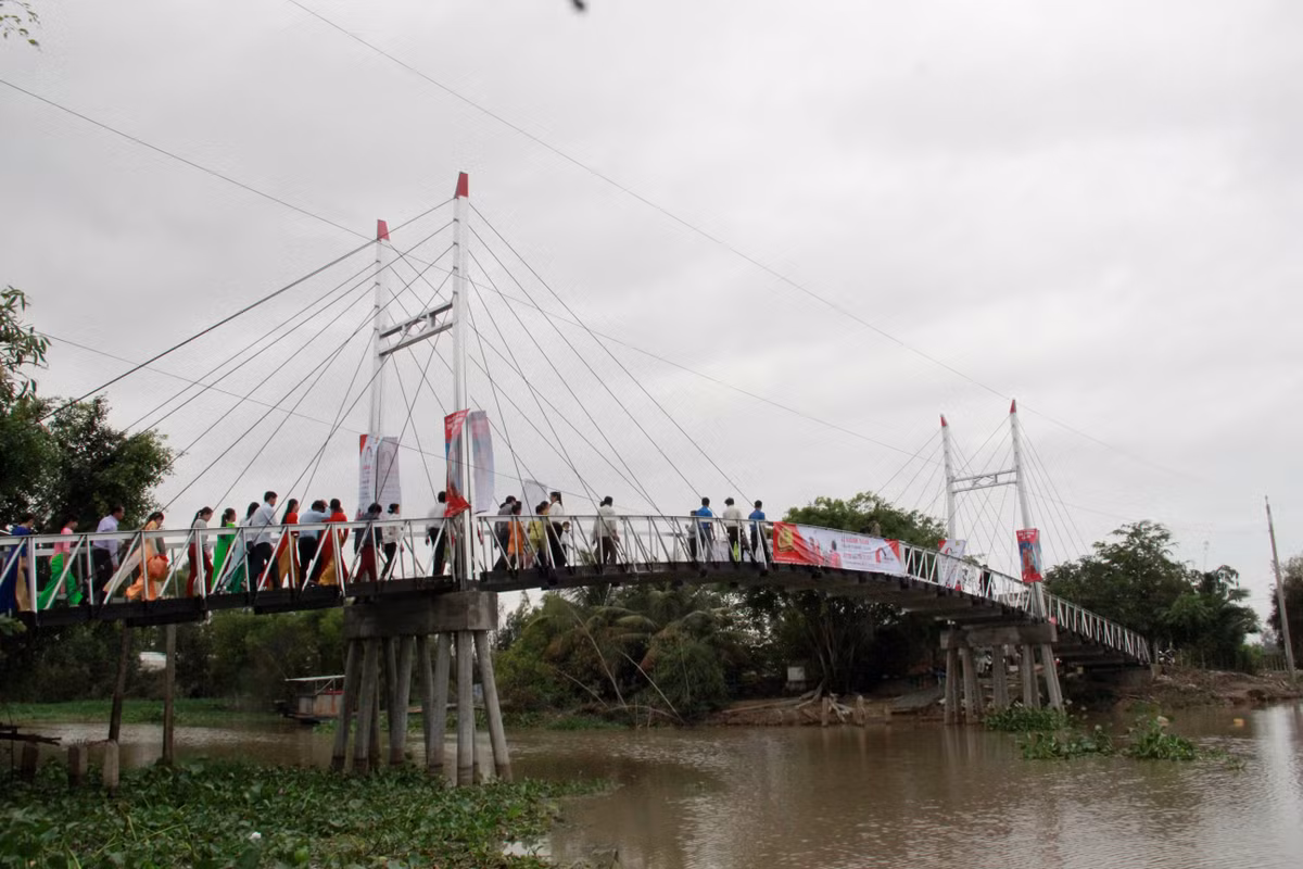 Để thúc đẩy đời sống người dân phát triển, người miền Tây đang cần hơn bao giờ hết những câu cầu vững chãi, kiên cố liên kết thôn, ấp, xã như thế này. Trong hình là Cầu thép dây văng Dr Thanh – Cả Gừa vừa được khánh thành tại xã Bình Phong Thạnh, Mộc Hóa, Long An trong đợt bão Tembin vừa qua.