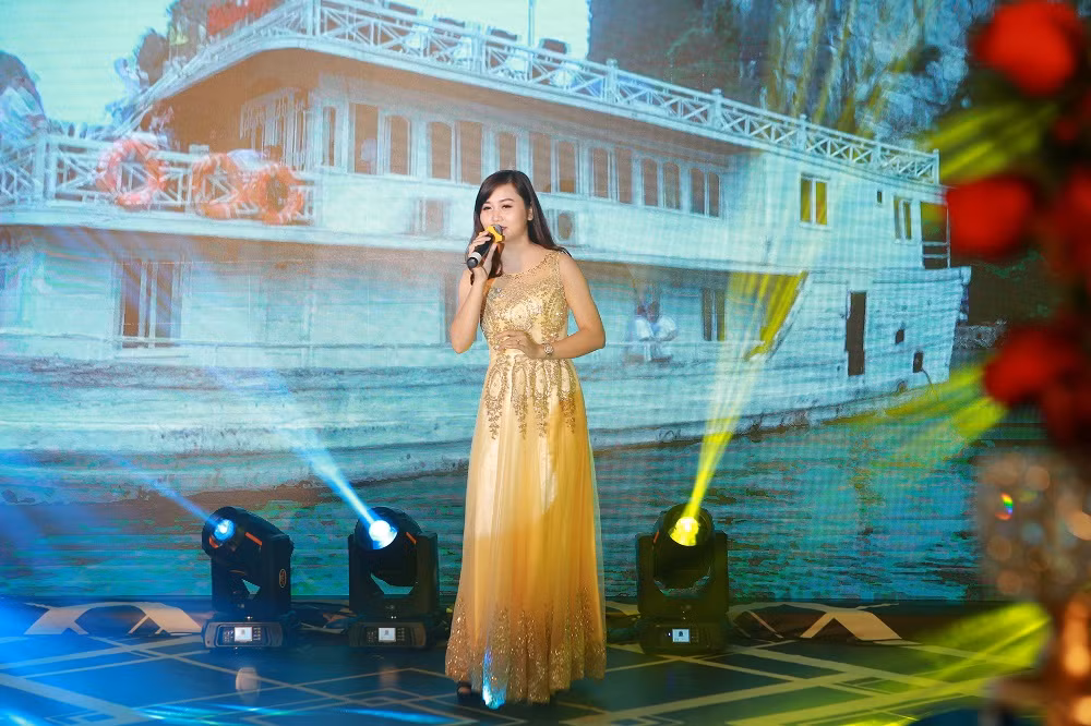 Ca sĩ Huyền Trang thể hiện ca khúc “Hạ Long biển nhớ”