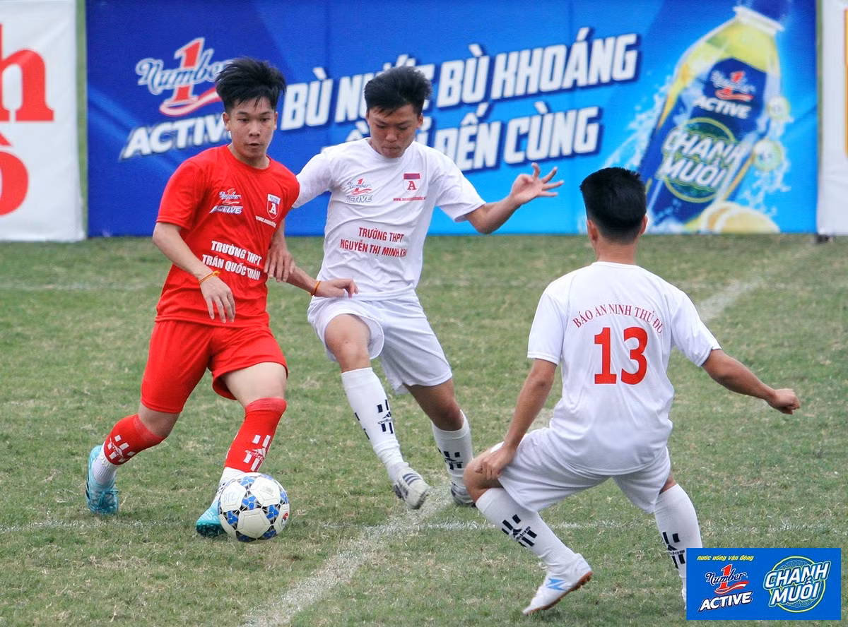 Pha tranh bóng giữa cầu thủ THPT Nguyễn Thị Minh Khai và THPT Trần Quốc Tuấn