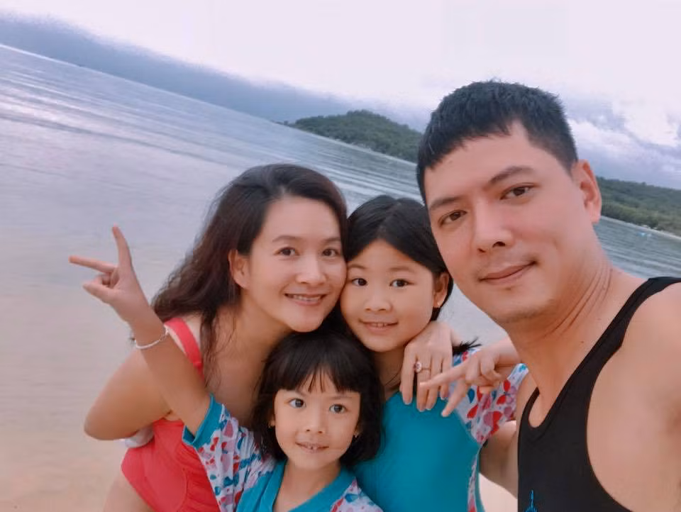 Gia đình Diễn viên Bình Minh cũng đã có kỳ nghỉ lý tưởng tại JW Marriott Phu Quoc Emerald Bay. Anh cùng bà xã và hai cô con gái bé bỏng đã có những khoảnh khắc yêu thương, gắn bó khi cùng nhau tham gia những công việc mà cuộc sống bận rộn hàng ngày họ không có cơ hội được trải nghiệm như làm đèn lồng, học nấu ăn, vẽ họa tiết trên áo thun…
