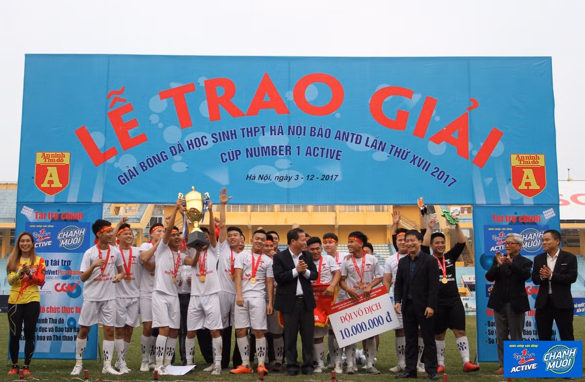 Chiếc cup vô địch quay trở lại với THPT Nguyễn Thị Minh Khai sau 3 năm chờ đợi