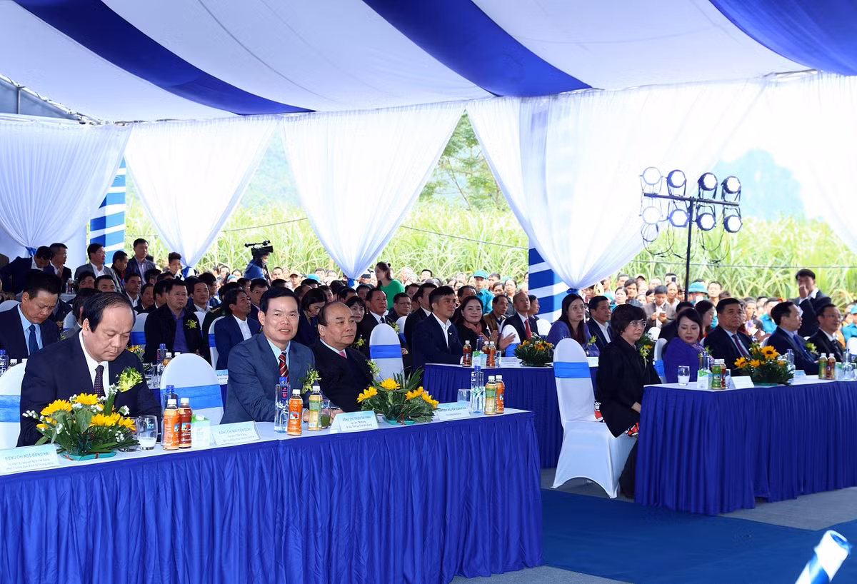 Thủ tướng Chính phủ Nguyễn Xuân Phúc và các đại biểu tham dự Lễ động thổ Dự án chăn nuôi bò sữa và chế biến sữa công nghệ cao Hà Giang của tập đoàn TH tại xã Phong Quang (huyện Vị Xuyên, Hà Giang) chiều 27.11