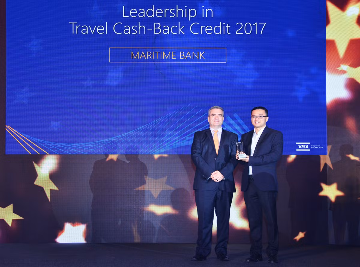 Đại diện Maritime Bank, ông Nguyễn Hữu Quang, Giám đốc Trung tâm Thẻ Maritime Bank nhận cúp từ Visa.