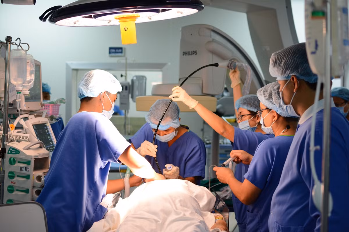 TAVI là một trong những kỹ thuật phức tạp nhất hiện nay có ưu điểm nối trội là giảm thiểu biến chứng so với với phẫu thuật mổ hở, tăng khả năng thành công; thời gian hồi phục chỉ khoảng 5-7 ngày.