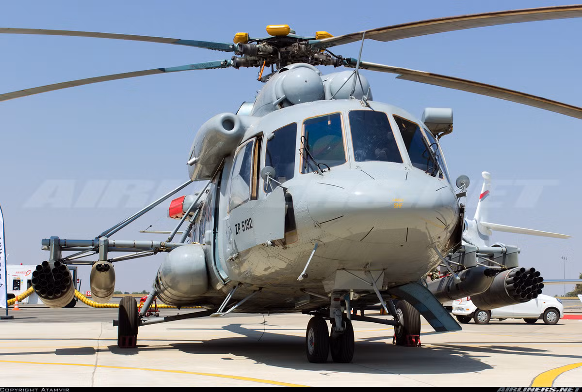Ngoài rocket, trực thăng Mi-17V-5 còn có thể mang được tối đa hai pháo thuyền (gunpod). Trong ảnh, chiếc Mi-17V-5 của Ấn Độ mang "pháo thuyền" UPK-23-250 lắp pháo tự động nòng kép GSh-23L cỡ 23mm có tốc độ bắn 3.400-3.600 phát/phút, bắn được đạn xuyên giáp. Nguồn ảnh: Airlines.net