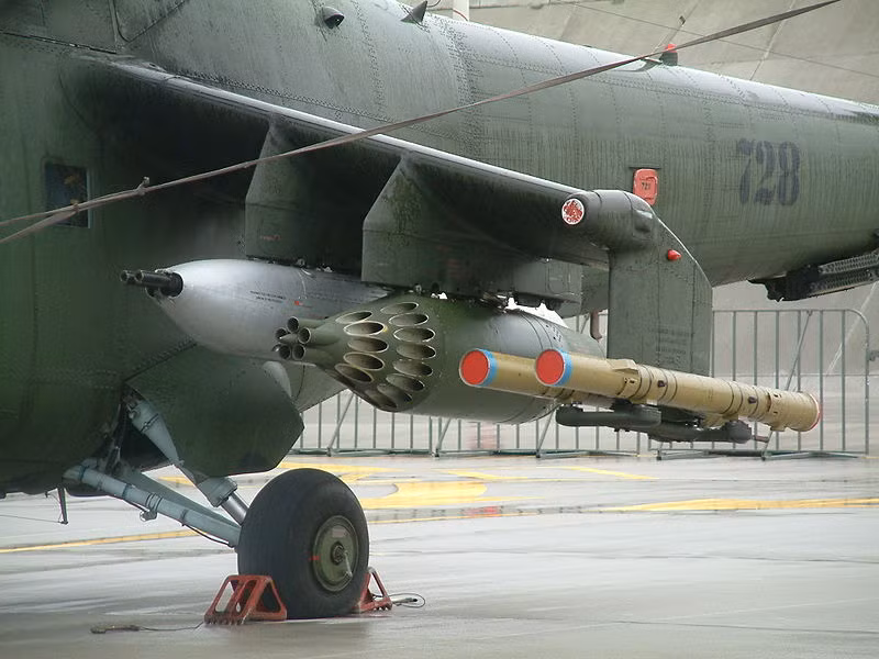 Ngoài ra, theo một số nguồn tin, trực thăng đa nhiệm Mi-17V-5 còn có khả năng mang tên lửa chống tăng Shturm-V - phiên bản phóng từ trên không dành cho trực thăng của mẫu tên lửa 9M114 Shturm. Trong ảnh, hai ống phóng Shturm-V lắp trên trực thăng tấn công Mi-24. Nguồn ảnh: Wikipedia
