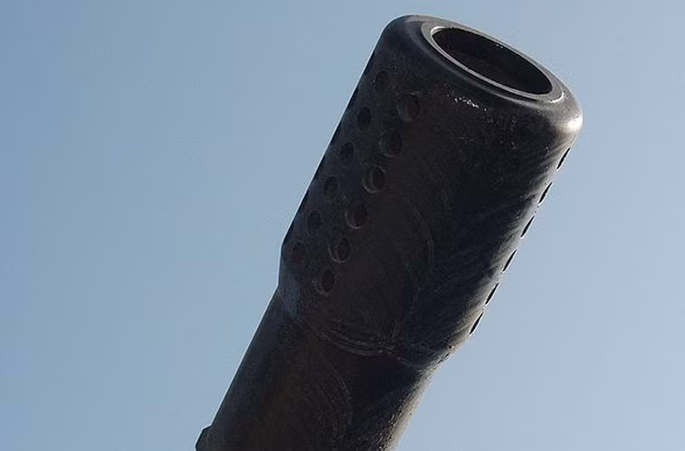 Trong ảnh là loa hãm lùi đầu nòng mang lại khả năng giảm lực giật của pháo một cách rõ ràng. Nguồn ảnh: Wikipedia