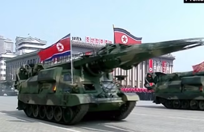 Theo các chuyên gia quân sự nhận định, mẫu tên lửa đạn đạo không tên của Triều Tiên mang hình dạng R-11 được nâng cấp về hệ thống dẫn đường đem lại khả năng tấn công chính xác cao hơn. Tuy nhiên, nó vẫn là một tên lửa nhiên liệu lỏng với khả năng trực chiến thấp. Nguồn ảnh: CNN
