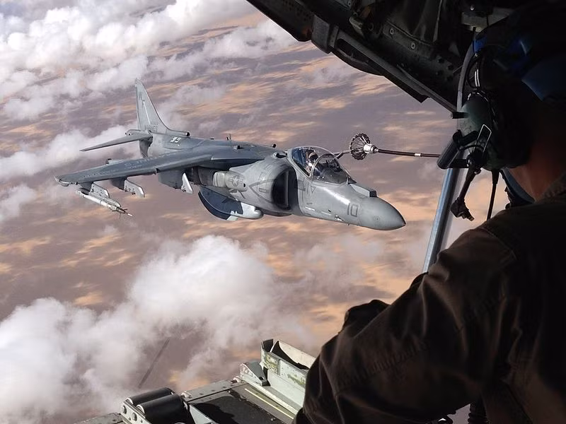 Thực tế, trong lịch sử tham chiến, AV-8B cũng chưa bao giờ tham gia trận không chiến nào. Thay vào đó, nó được sử dụng như một máy bay cường kích, máy bay tấn công mặt đất tầm gần. Nguồn ảnh: Wikipedia