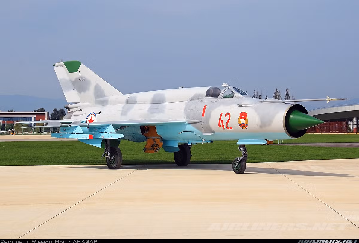 Một trận “solo”, thậm chí là 2 đấu 1, 3 đấu 1 cũng khó lòng để các máy bay AV-8B khóa được những chiếc vốn có tốc độ lớn, leo cao 300m/s, nhỏ gọn, đặc biệt linh hoạt cùng bộ vũ khí cực kỳ chính xác. Ngay cả loại MiG-21 mà Mỹ xem là lỗi thời cũng có khả năng khiến AV-8B phải trả giá đắt. Nguồn ảnh: Airlines.n