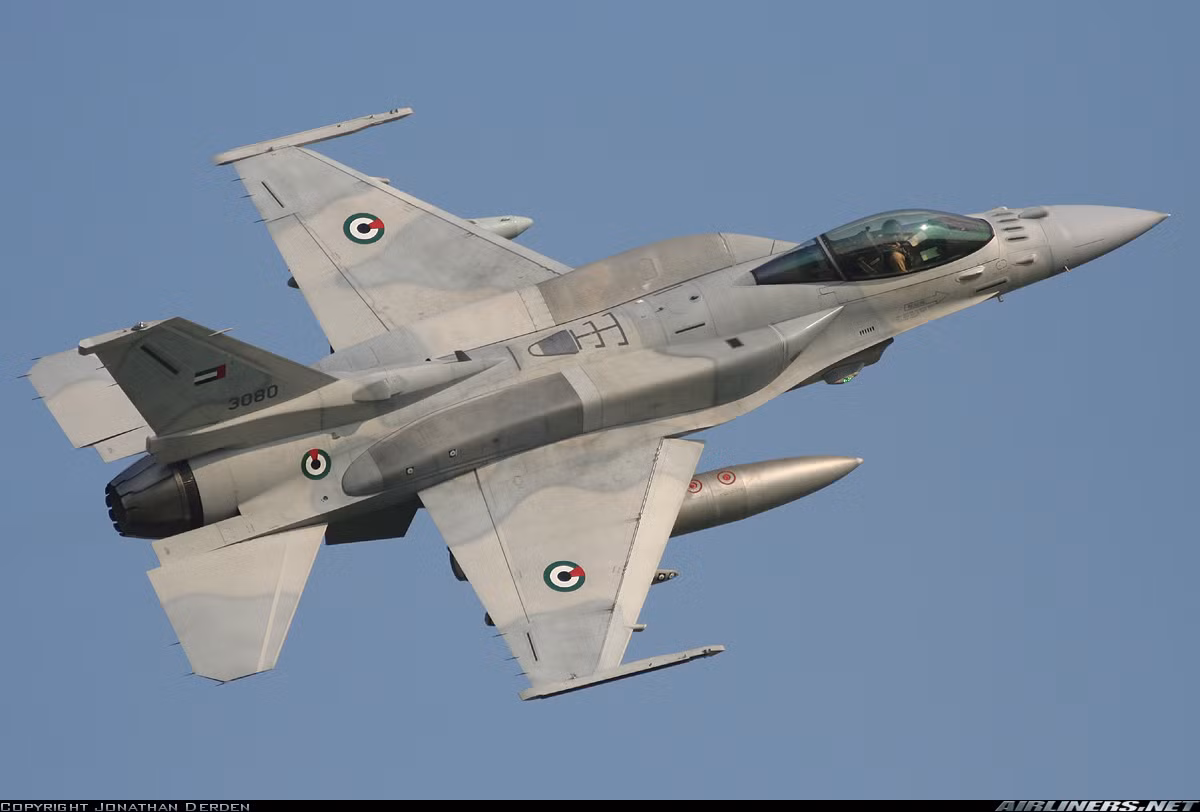 F-16 cũng có khá nhiều phiên bản phù hợp cho cả Không quân Mỹ và phục vụ xuất khẩu, tuy nhiên có thể tựu chung lại thành 2 thế hệ chính: F-16A/B (đời đầu F-16); F-16C/D nâng cấp hệ thống điện tử và radar cũng như vũ khí. Từ hai thế hệ F-16 này, nhà sản xuất biến tấu thành các phiên bản nâng cấp phù hợp với yêu cầu khách hàng. Nguồn ảnh: Kênh QPVN