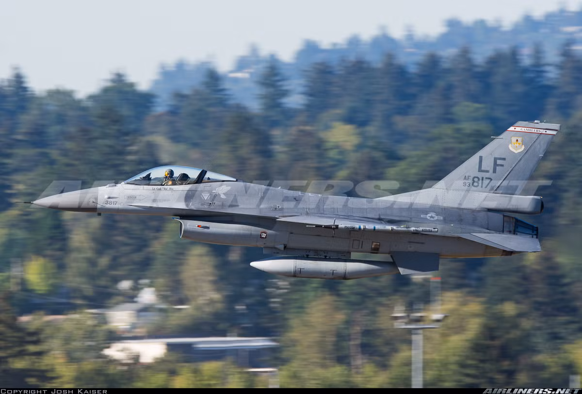F-16 Fighting Falcon được biết tới là tiêm kích siêu âm đa nhiệm, một động cơ do General Dynamics (nay là Lockheed Martin) phát triển từ những năm 1970 cho Không quân Mỹ. Mặc dù được thiết kế trở trở tiêm kích ban ngày chiếm ưu thế trên không, thế nhưng lịch sử hoạt động đã đưa nó trở thành tiêm kích đa nhiệm hoạt động trong mọi điều kiện thời tiết rất thành công. Ước tính, 4.573 chiếc F-16 đã được chế tạo từ 1973 tới nay. Nguồn ảnh: Kênh QPVN