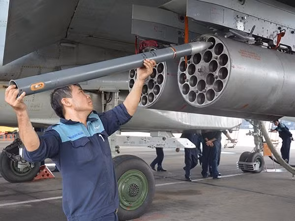 Cũng theo vị đại tá này, để đưa vào vận hành các máy bay chiến đấu của Mỹ chắc chắn cần phải thay đổi toàn bộ chuỗi cung ứng, thay đổi tồn kho phụ tùng thay thế, chuyển sang sử dụng vũ khí mới trên máy bay, thay đổi cơ sở hạ tầng và hệ thống quản lý tại các căn cứ không quân Việt Nam. Tất cả điều này có thể làm cho lực lượng không quân trong thời gian khá dài bị đưa ra khỏi chiến lược tổng thể của Quân đội Nhân dân Việt Nam, khỏi hệ thống quản lý quân đội đã hình thành trong nước…Nguồn ảnh: Báo PK-KQ