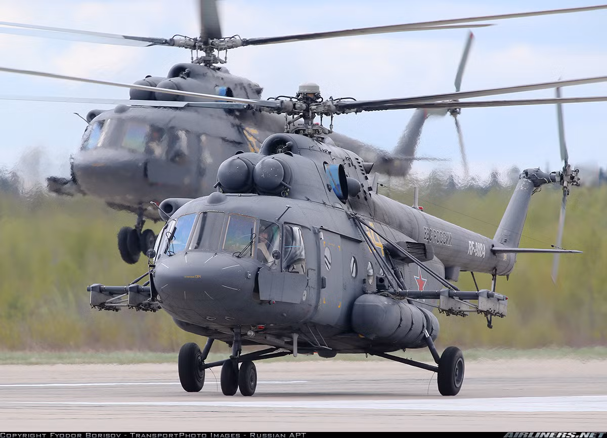 Năm 2017, theo Russian Helicopter, trong một chuyến thăm tới nhà máy sản xuất máy bay Kazan (Kazan Helicopter), đoàn đại biểu cấp cao Bộ Quốc phòng Việt Nam đã bày tỏ sự quan tâm tới máy bay trực thăng Mi-17V-5 – một trong những phiên bản hiện đại nhất của dòng máy bay Mi-8/17 huyền thoại. Nguồn ảnh: Airlines.net