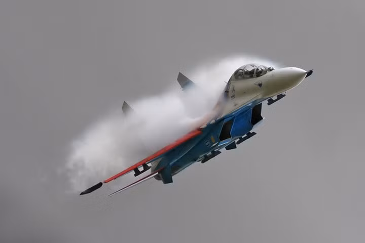 Su-27 là loại chiến đấu cơ 2 động cơ đôi có độ linh hoạt rất cao. Đây là loại máy bay được sử dụng trong các đội máy bay biểu diễn lớn của Nga như Sokoly Rossii (tạm dịch là Chim cắt Nga) và Russkiye Vityazi (Hiệp sĩ Nga). Ảnh TASS.