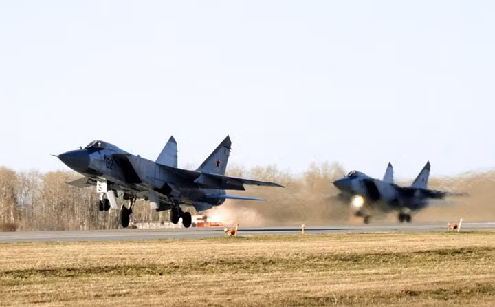 MiG-31 là máy bay đánh chặn siêu thanh với tốc độ tối đa lên đến 3.000km/h và có thể bay lên độ cao tới 20km. Ảnh TASS