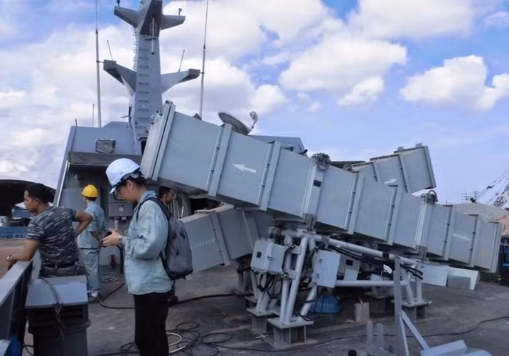 Rõ ràng là hệ thống điều khiển hỏa lực và cả tên lửa C-705 là có vấn đề về kỹ thuật. Thế nhưng, giới chuyên gia, lãnh đạo CNQP Trung Quốc thì không thừa nhận điều đó mà lùng quanh chối bỏ. Nguồn ảnh: Ekaandrisusanto's