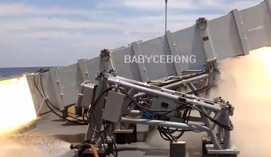 Quả tên lửa C-705 thứ hai được thực hiện phóng từ tàu KRI Kujang (642), tuy tên lửa rời bệ phóng theo lệnh nhưng gặp sự cố trong pha giữa khiến nó đánh trượt mục tiêu - tàu hậu cần lớp Tisza mang tên Karimata đã loại biên chế. Nguồn ảnh: Babycebong