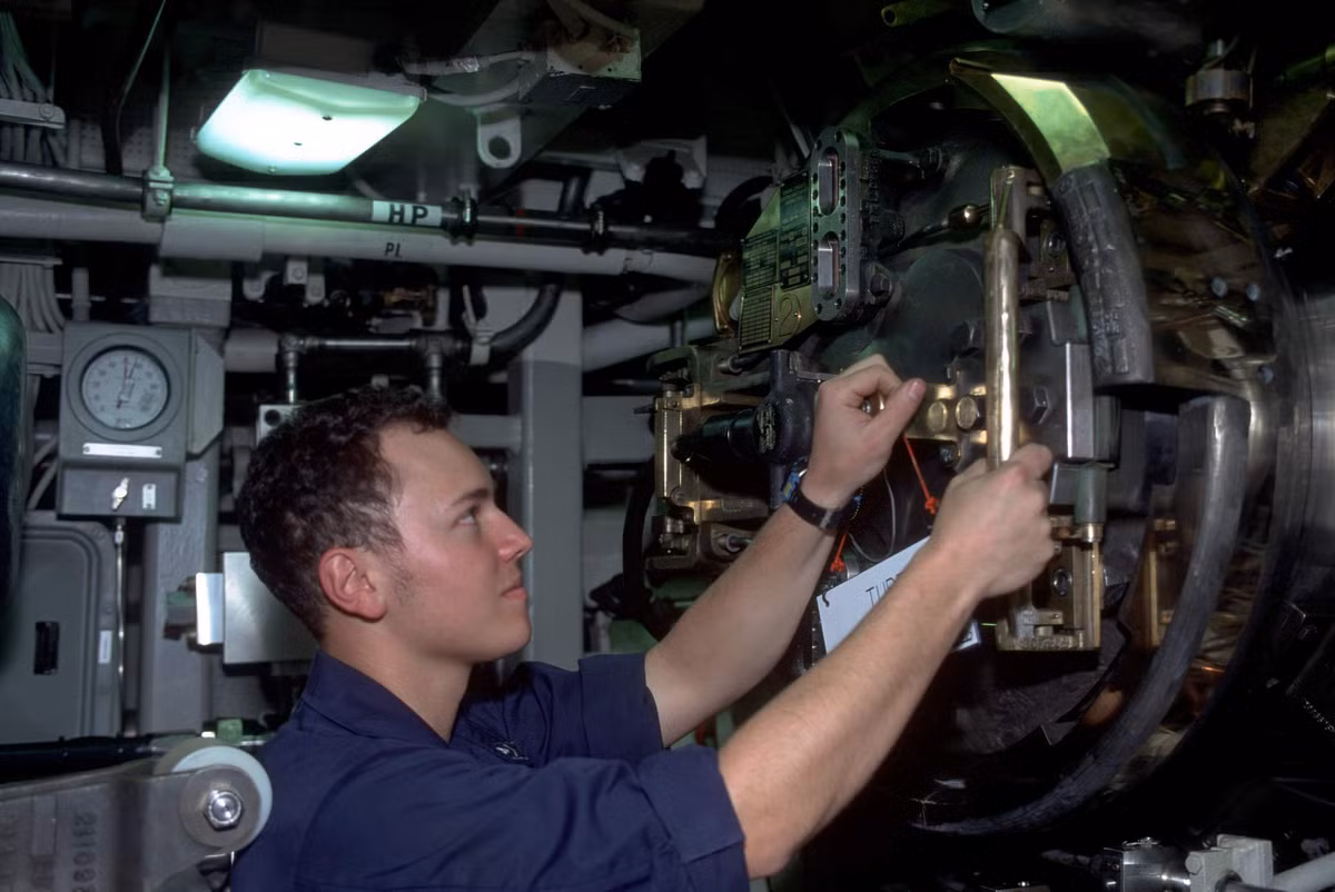 Kiểm tra ống phóng ngư lôi 533mm trên tàu ngầm Pennsylvania (SSBN-735). Thay vì chuẩn 6 ống phóng của Nga hay một số nước châu Âu, người Mỹ chỉ trang bị cho lớp Ohio 4 ống phóng ngư lôi cỡ 533mm… Nguồn ảnh: navasource