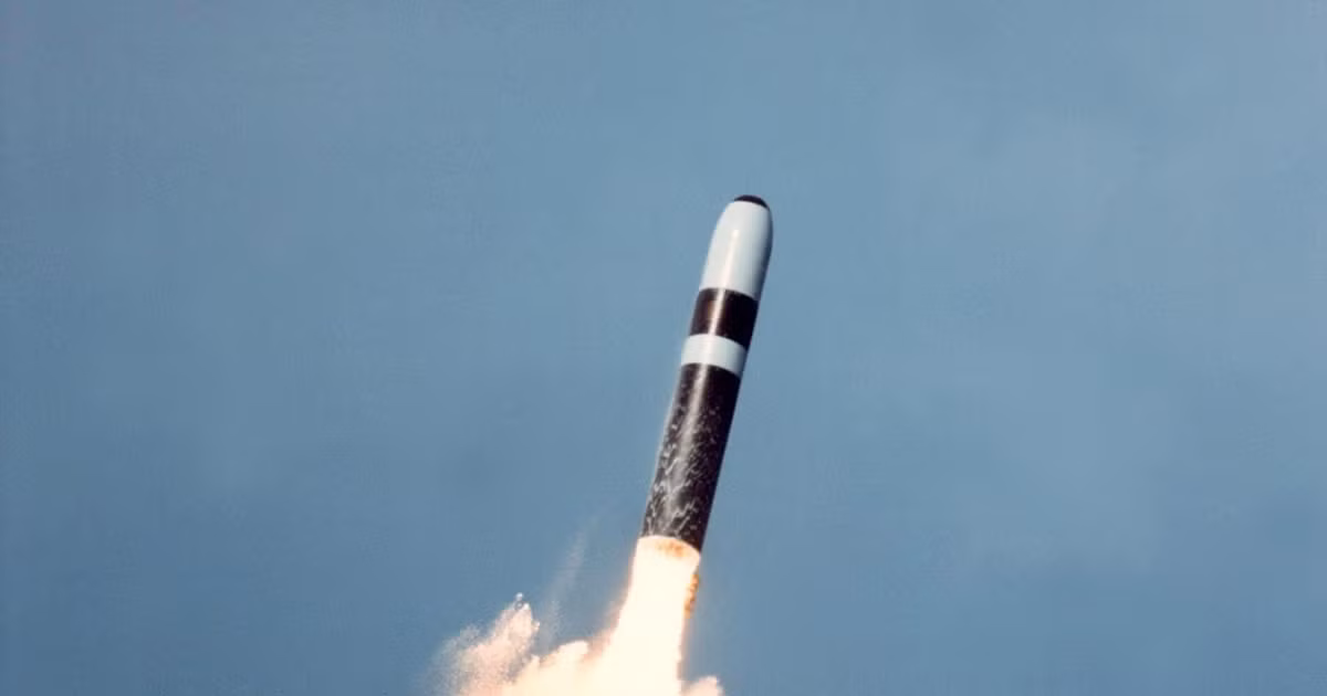 Vũ khí chiến lược trên tàu ngầm SSBN-735 là 24 tên lửa đạn đạo liên lục địa Trident II D5 chứa trong các ống phóng thẳng đứng bố trí dọc thân tàu. Nguồn ảnh: Wiki