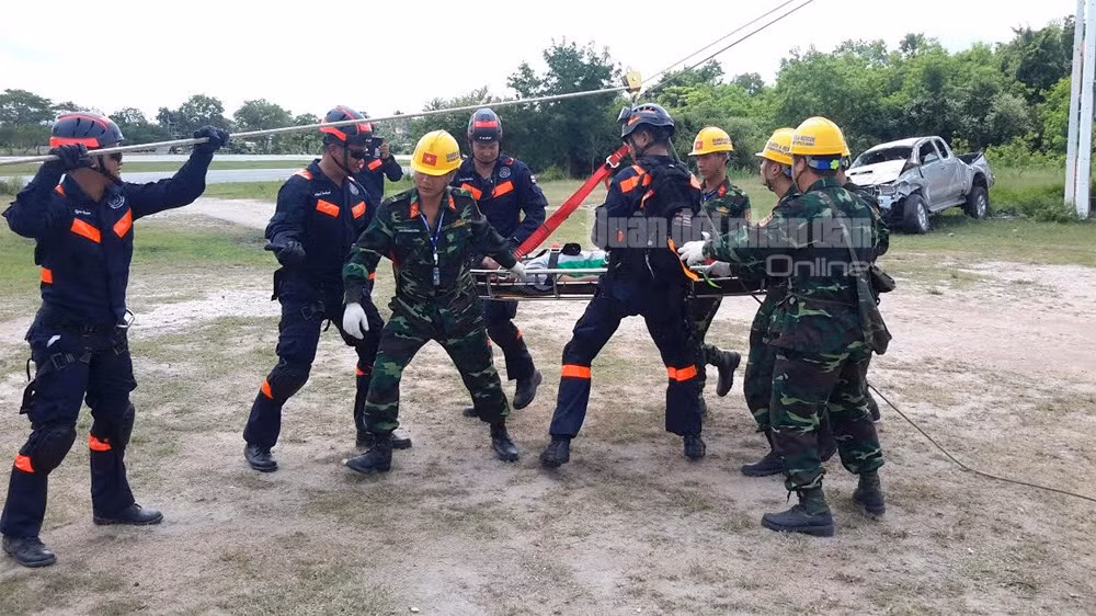 Đưa người bị nạn xuống bằng hệ thống ròng rọc và hệ thống máng trượt.