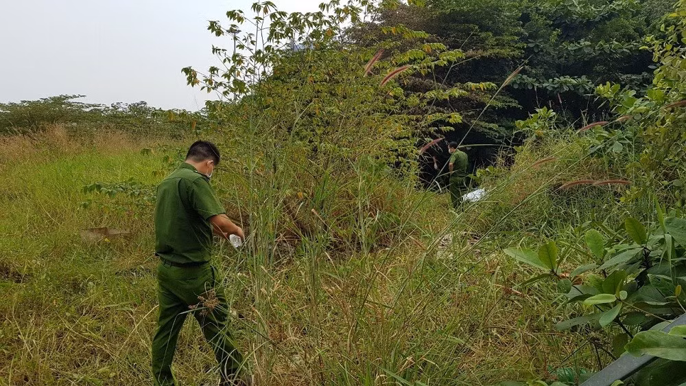 Nhận được tin, Công an huyện Phúc Thọ lập tức có mặt tại hiện trường. Nạn nhân được xác định là nam giới, tầm tuổi từ 20 đến 30. Trên người mặc quần bò xanh, áo có in chữ taxi Sông Đà. Nạn nhân bị hàng chục vết thương, chủ yếu tập trung ở vùng bụng, mặt. Chính những vết thương ấy là nguyên nhân gây ra cái chết. (Ảnh minh họa, nguồn internet)
