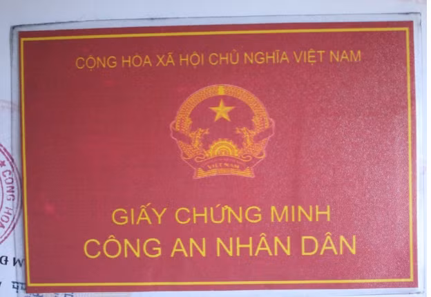  Tước danh hiệu CAND Trưởng Công an xã cùng 2 thuộc cấp: Ngày 18/4/2023, Giám đốc Công an tỉnh Ninh Bình đã ra quyết định tước danh hiệu CAND đối với Thiếu tá Vũ Ngọc Tân (SN 1984, Trưởng Công an xã Khánh An, huyện Yên Khánh); Đại uý Trần Mạnh Cường (SN 1986, Phó Trưởng Công an xã Khánh Thiện, huyện Yên Khánh, nguyên Phó Trưởng Công an xã Khánh An, huyện Yên Khánh). Ngoài 2 cán bộ trên còn có Thượng uý Phan Thanh Tâm (SN 1991, Cán bộ Công an xã Khánh An, huyện Yên Khánh). 3 cán bộ công an trên được xác định đã vi phạm pháp luật trong quá trình công tác. (Ảnh minh họa)