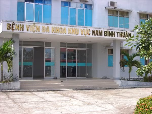  Một thượng úy bị tước danh hiệu CAND: Ngày 26/9/2023, Công an tỉnh Bình Thuận đã thi hành kỷ luật bằng hình thức tước danh hiệu CAND đối với Thượng úy Lê Hữu Tùng (31 tuổi), công tác tại Đội Cảnh sát hình sự Công an huyện Đức Linh. Thượng úy Lê Hữu Tùng bị kỷ luật vì có liên quan trong vụ một người dân tử vong khi làm việc tại trụ sở Công an huyện Đức Linh. Theo đó, tối 3/9, anh B.V.H (28 tuổi, nghi can trong vụ trộm chó xảy ra vào ngày 2/9) được mời về trụ sở Công an huyện Đức Linh làm việc. Đến khoảng 21h cùng ngày, anh H. có biểu hiện mệt, khó thở nên được đưa đến Bệnh viện Đa khoa khu vực Nam Bình Thuận khám. Tuy nhiên anh H. đã tử vong.